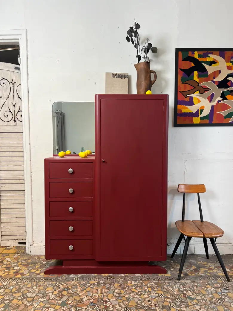 Armoire vintage asymétrique bordeaux