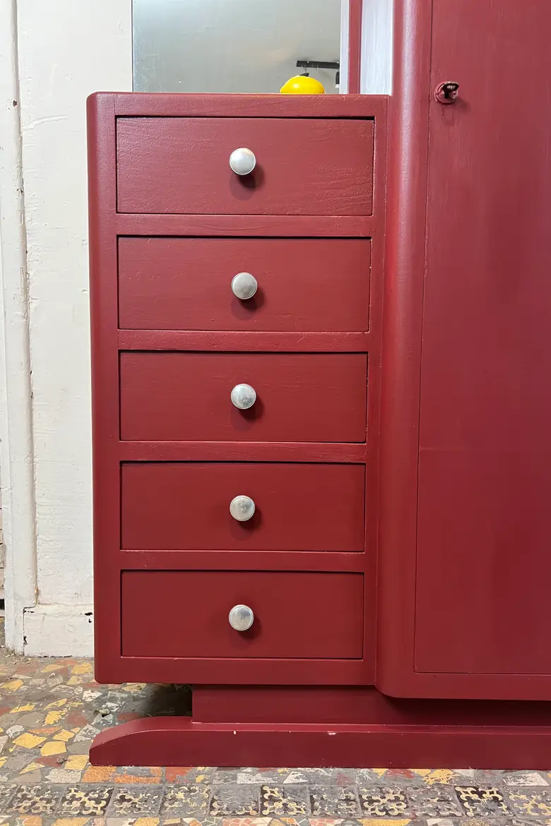 Armoire vintage asymétrique bordeaux