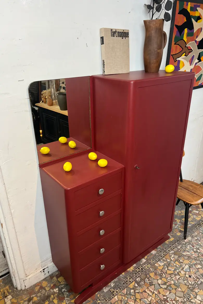 Armoire vintage asymétrique bordeaux