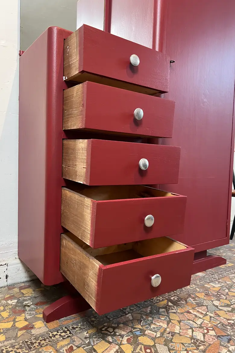 Armoire vintage asymétrique bordeaux