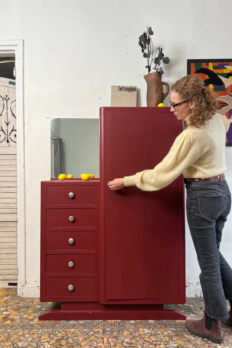 Armoire vintage asymétrique bordeaux