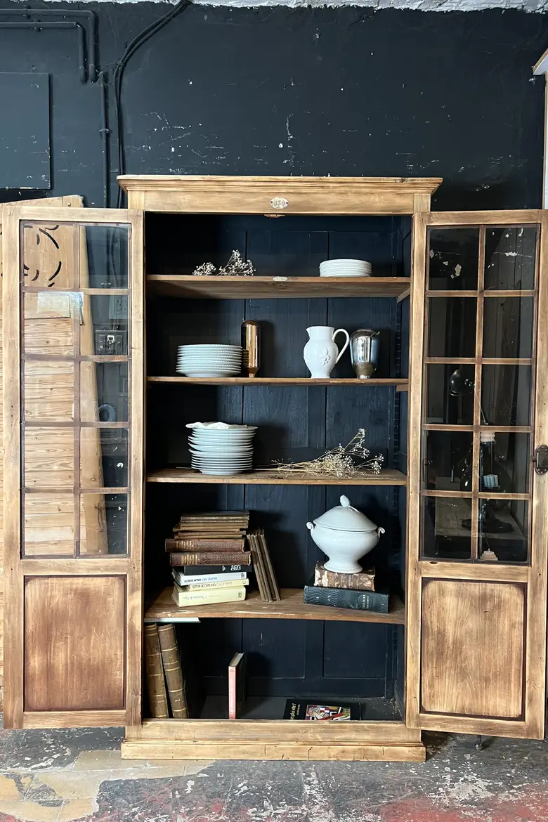 Armoire vitrée en bois brut