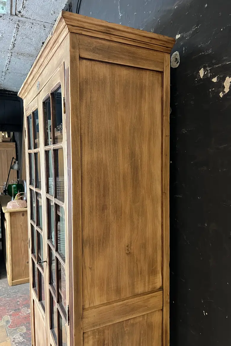 Armoire vitrée en bois brut