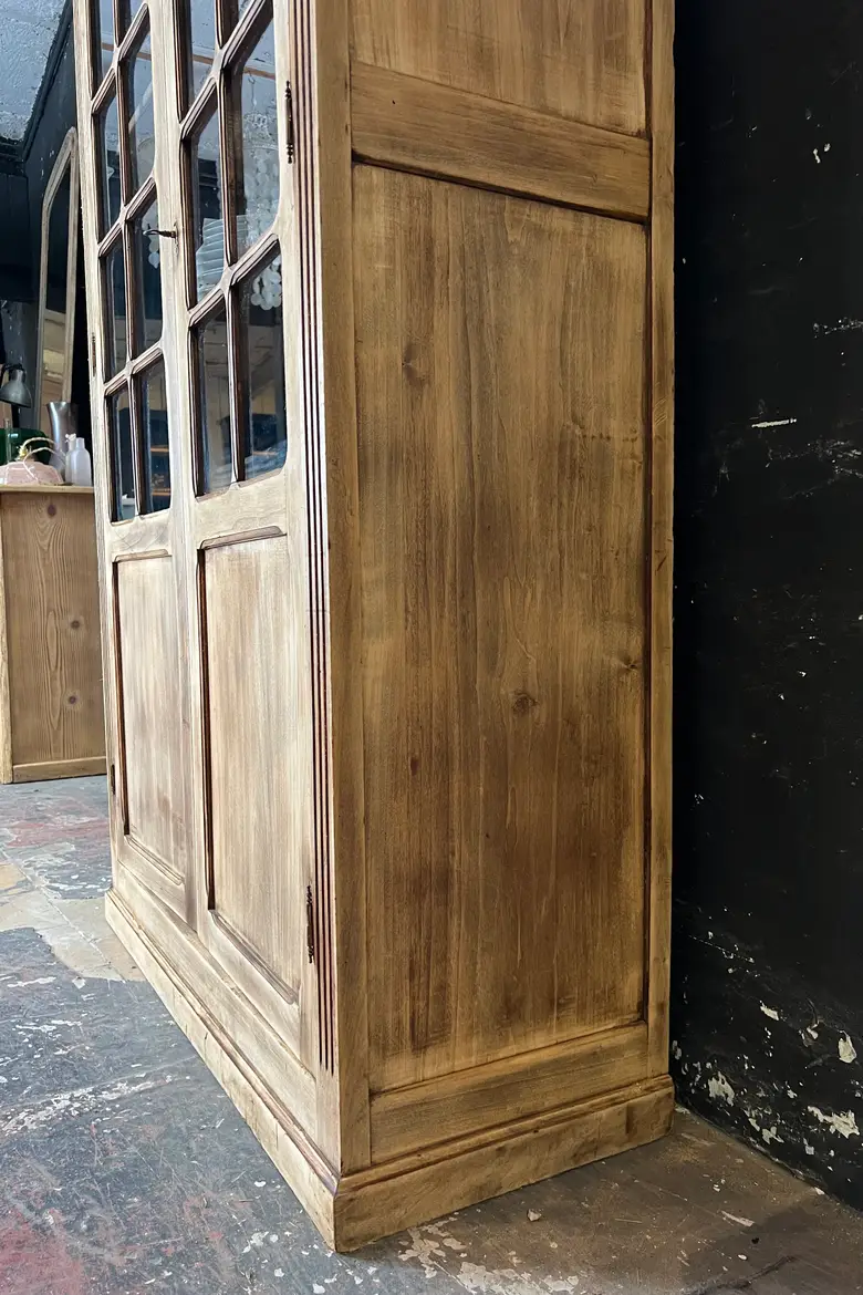 Armoire vitrée en bois brut