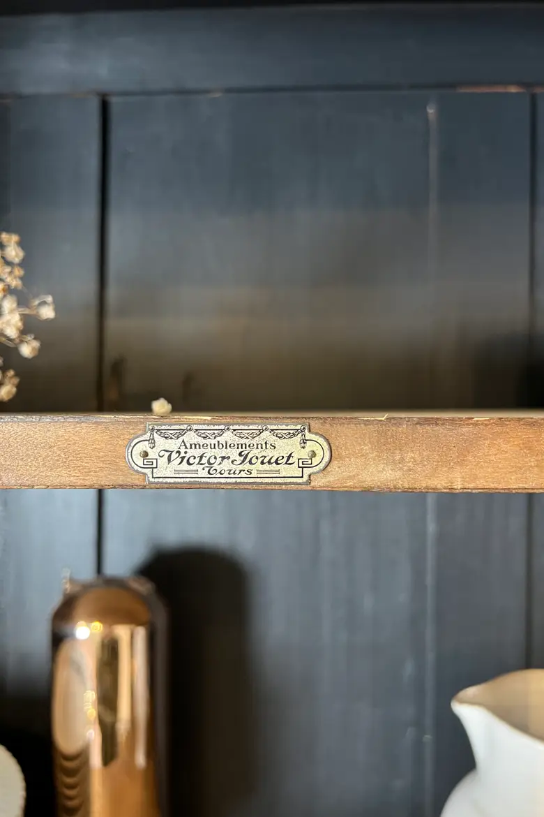 Armoire vitrée en bois brut