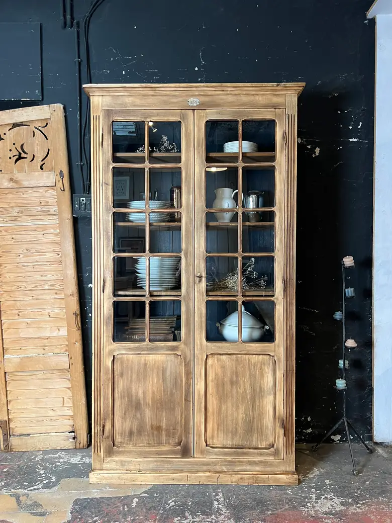 Armoire vitrée en bois brut