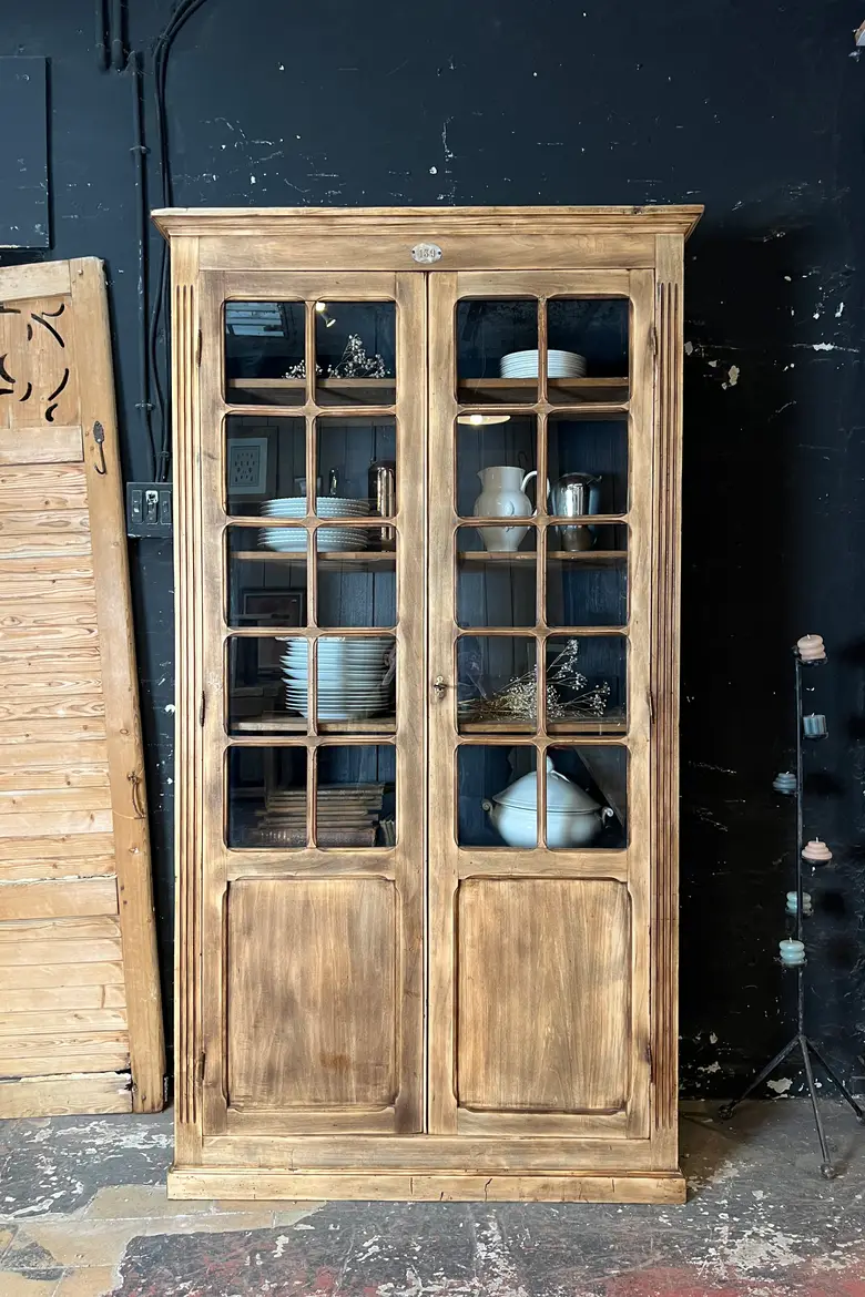 Armoire vitrée en bois brut