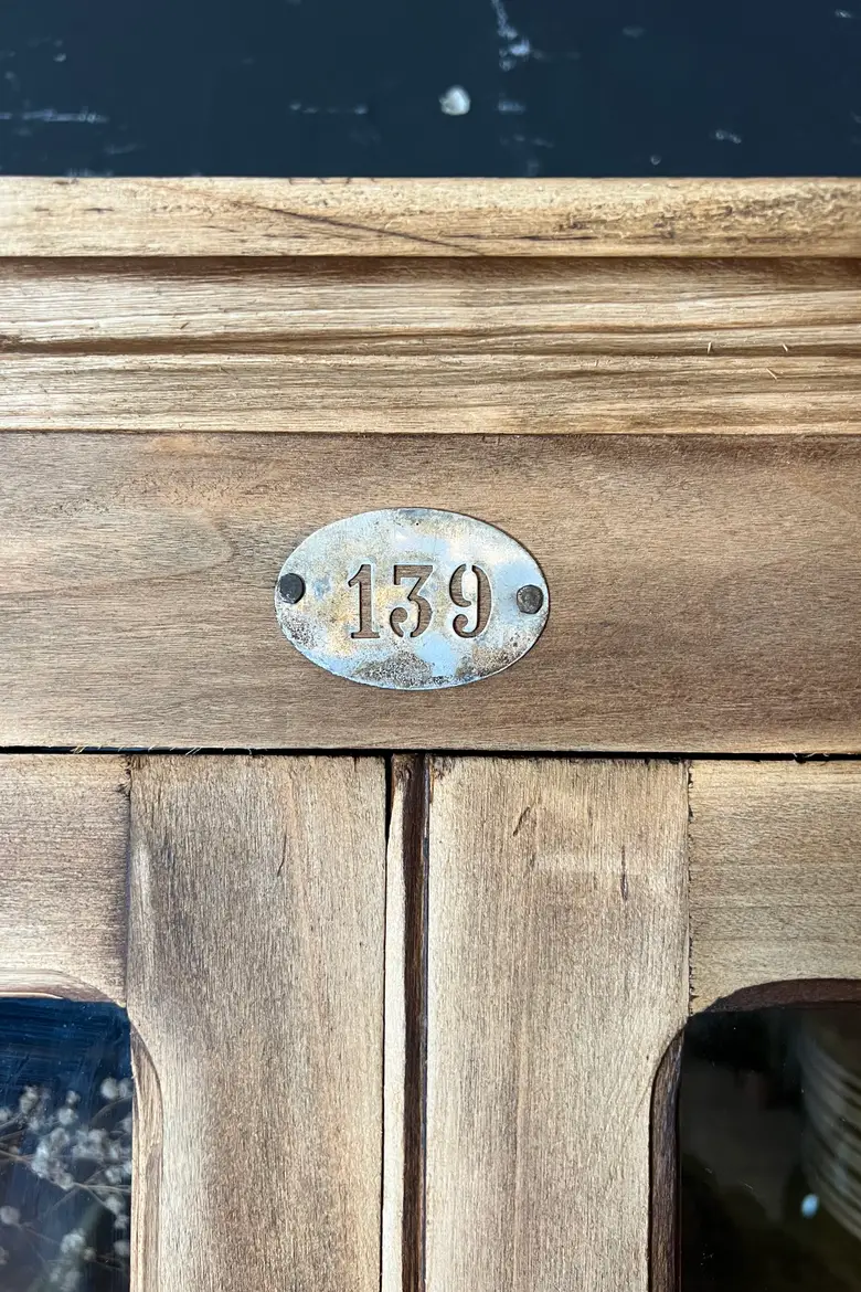 Armoire vitrée en bois brut