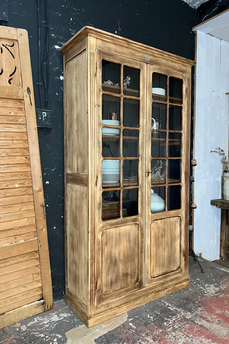 Armoire vitrée en bois brut