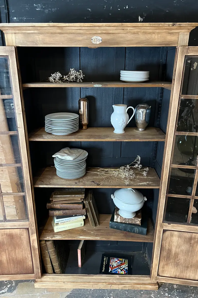 Armoire vitrée en bois brut