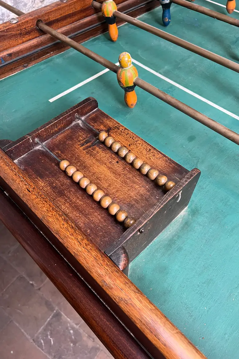 Baby-foot ancien en acajou – années 40