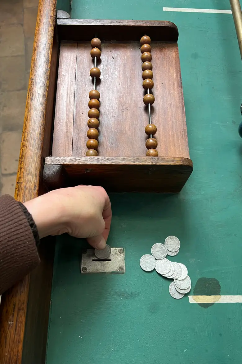 Baby-foot ancien en acajou – années 40