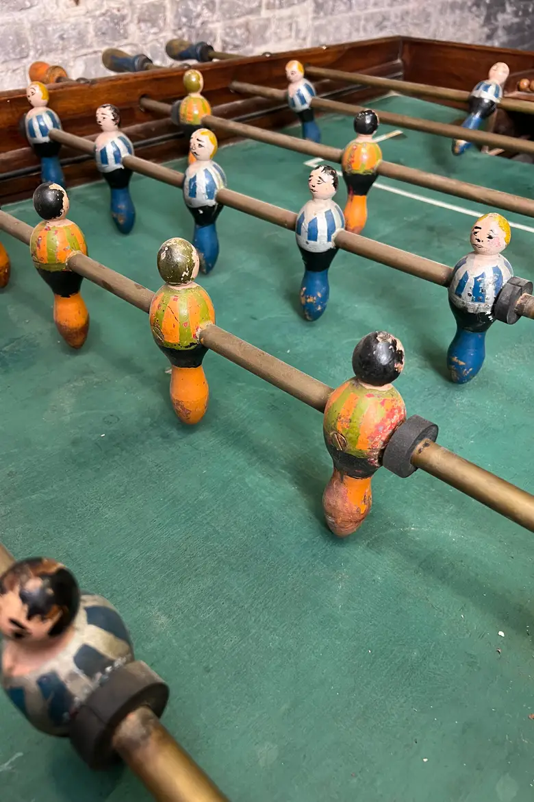 Baby-foot ancien en acajou – années 40 — Baby-foot ancien en acajou – années 40