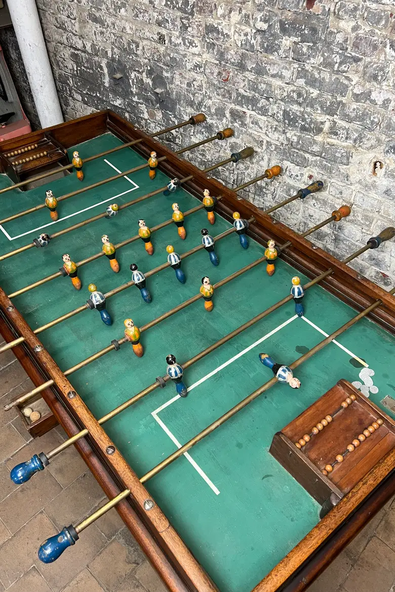 Baby-foot ancien en acajou – années 40