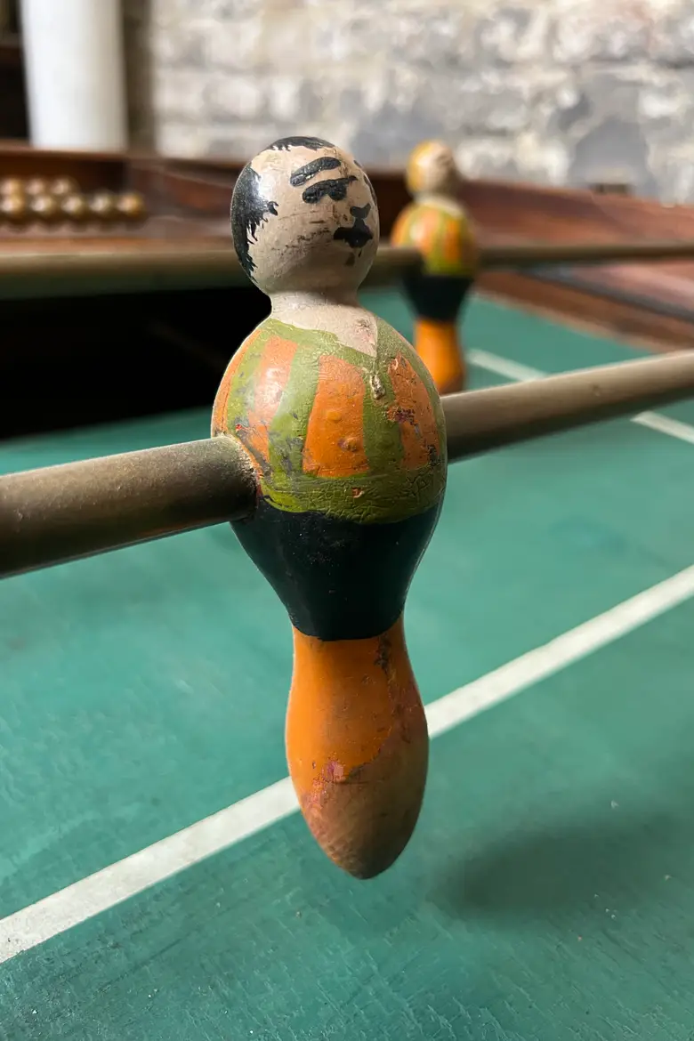 Baby-foot ancien en acajou – années 40 — Baby-foot ancien en acajou – années 40