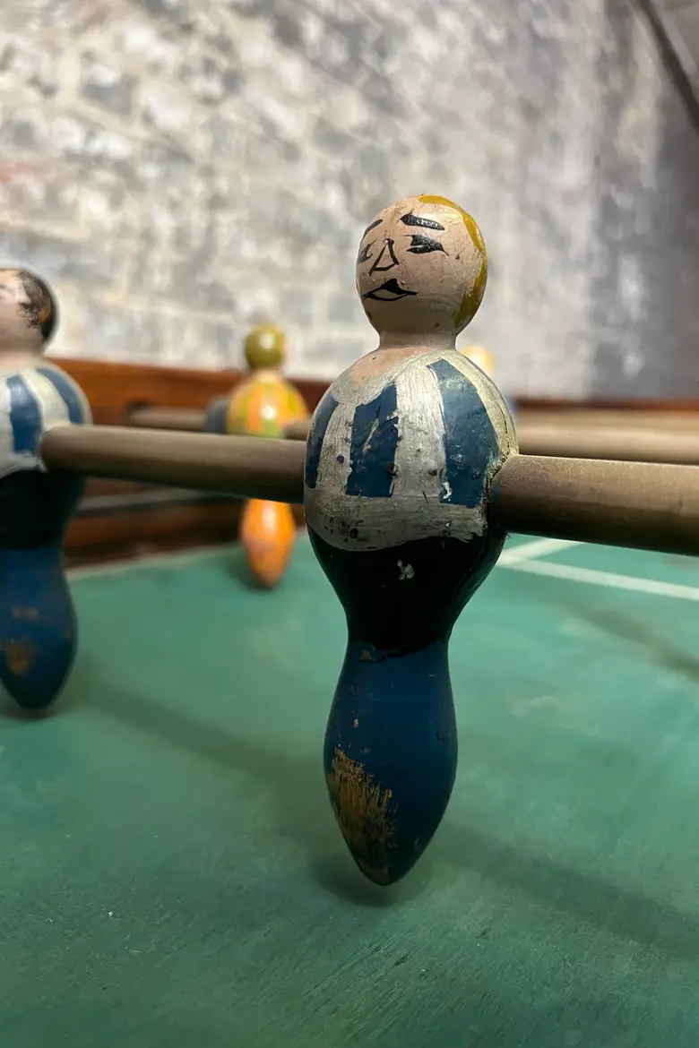 Baby-foot ancien en acajou – années 40 — Baby-foot ancien en acajou – années 40