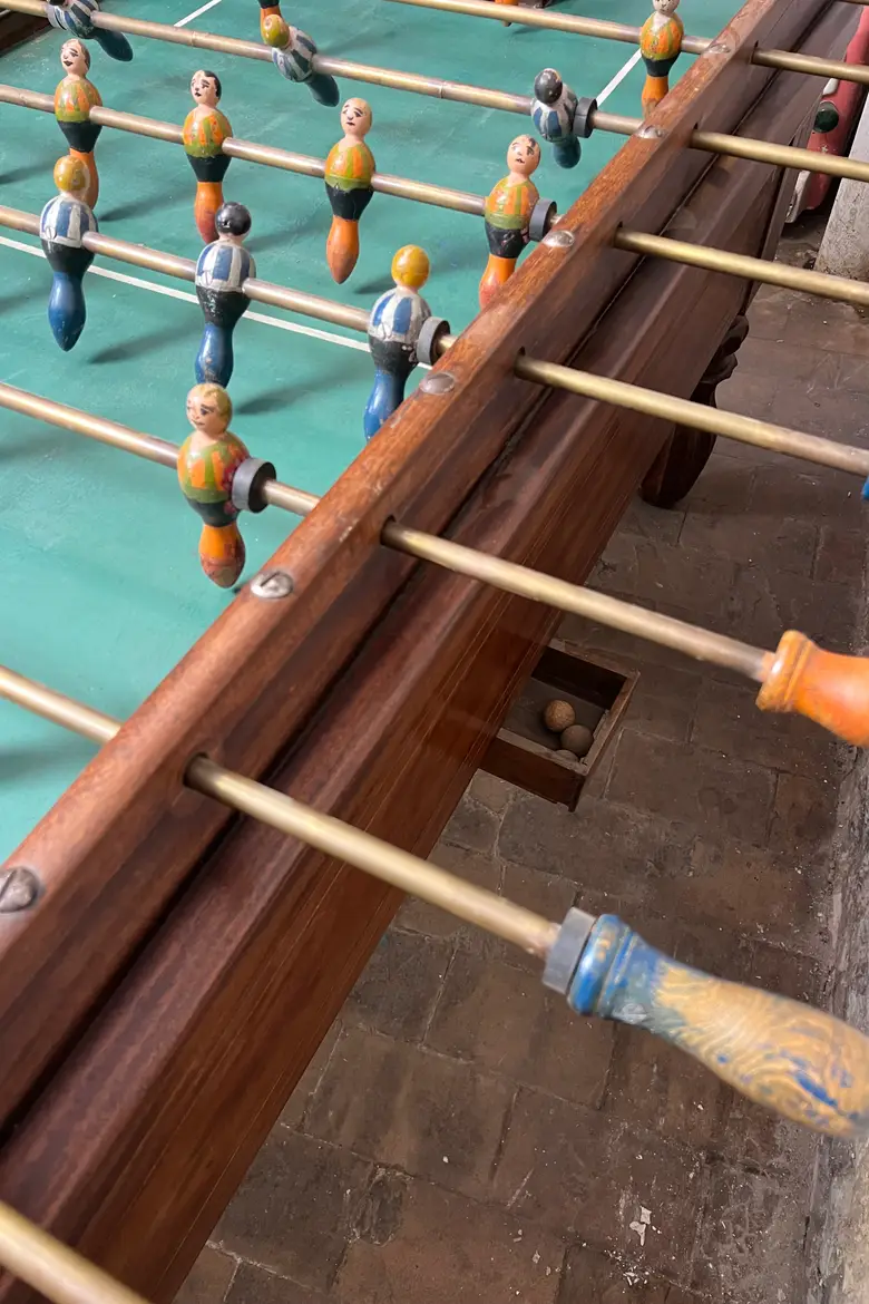 Baby-foot ancien en acajou – années 40