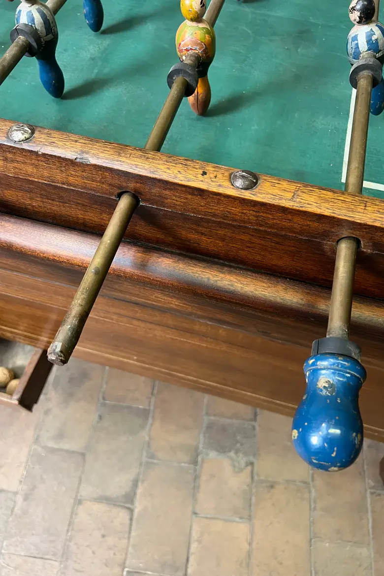 Baby-foot ancien en acajou – années 40