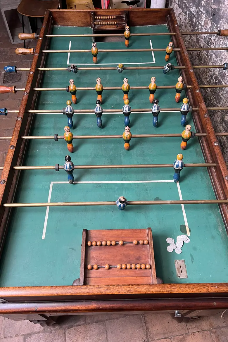 Baby-foot ancien en acajou – années 40