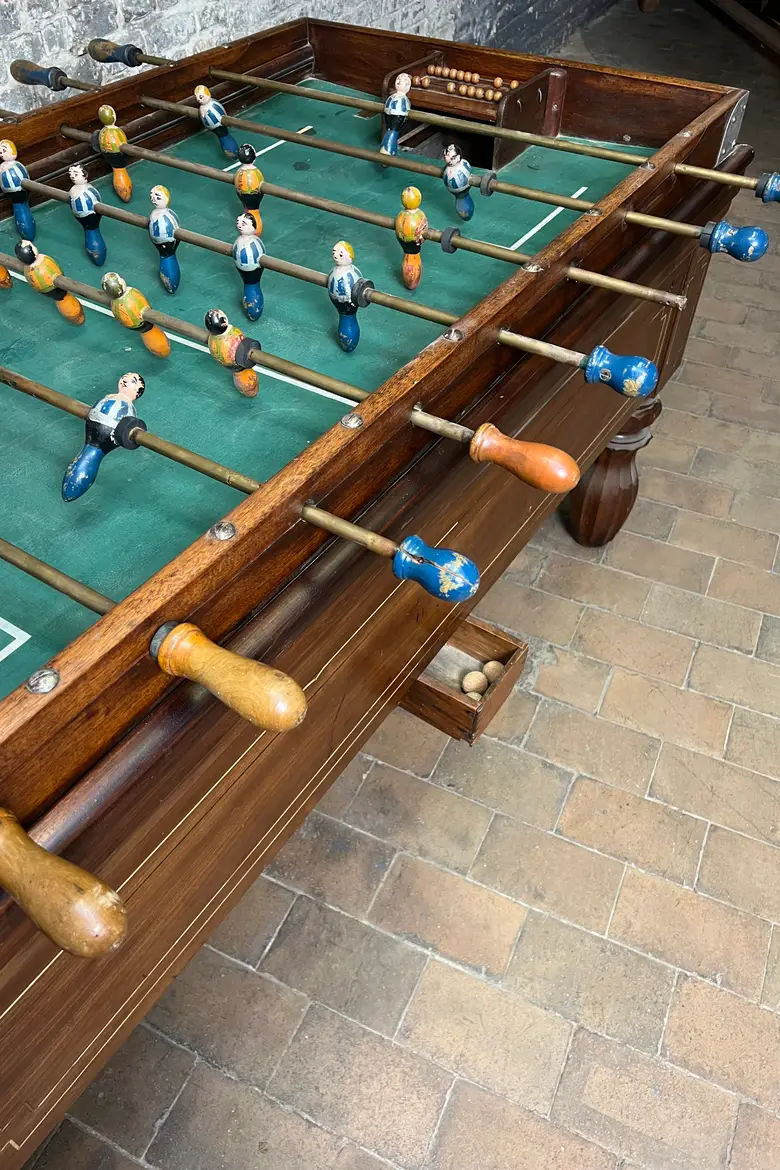 Baby-foot ancien en acajou – années 40