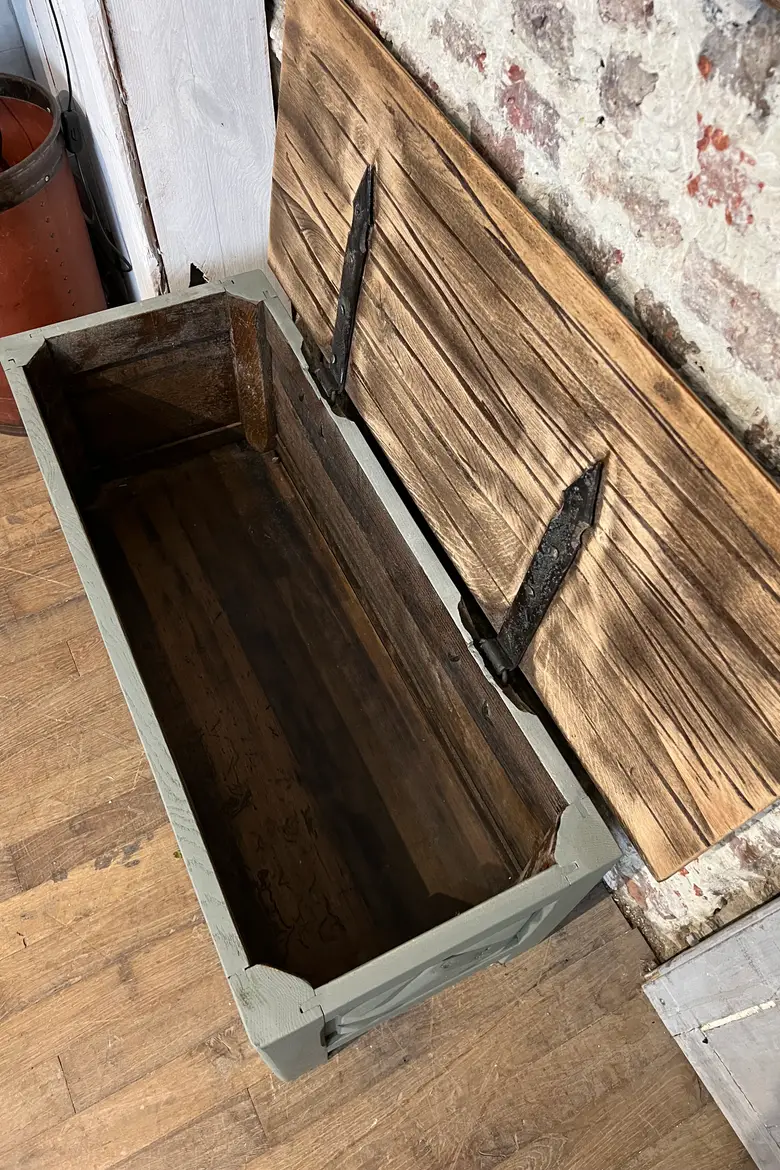 Banc coffre rustique en chêne peint Début XXème