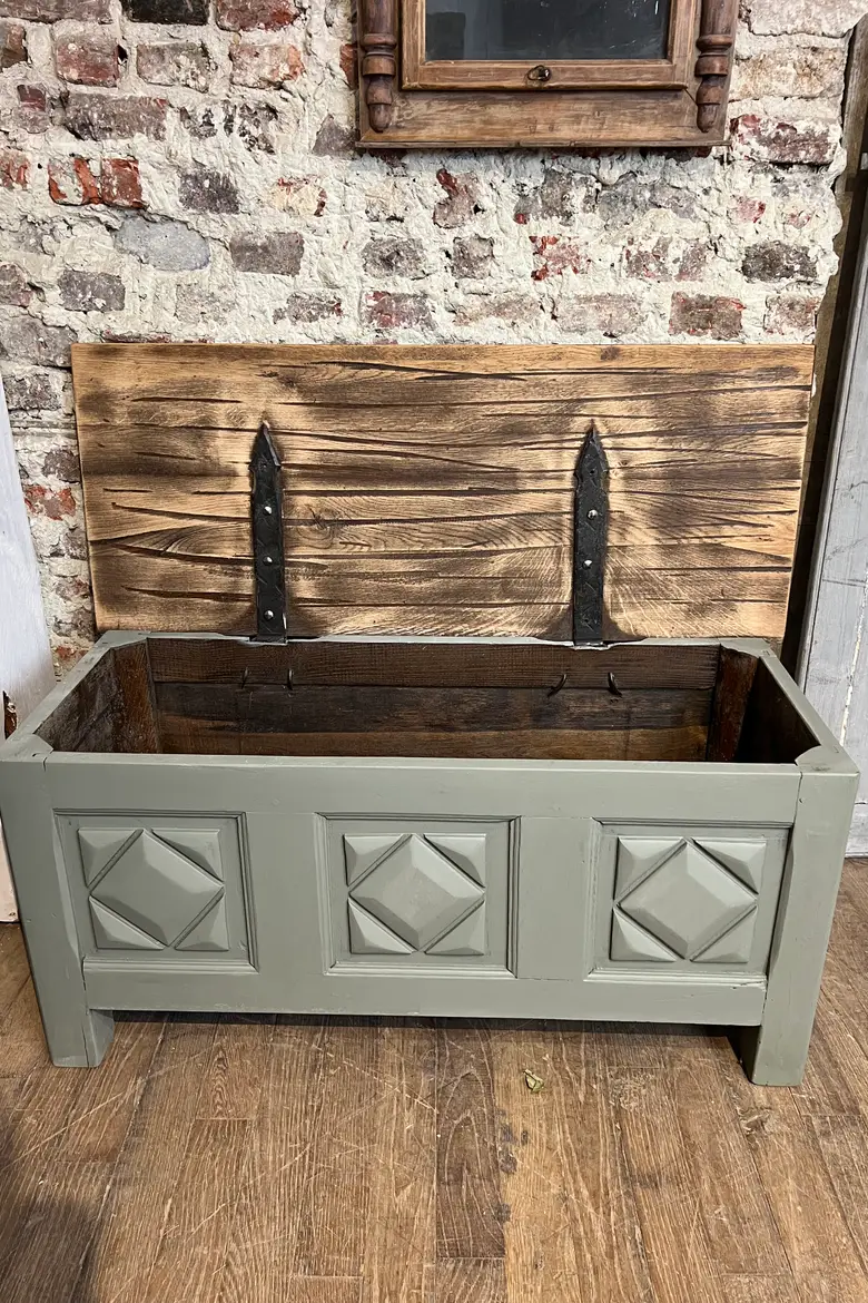 Banc coffre rustique en chêne peint Début XXème