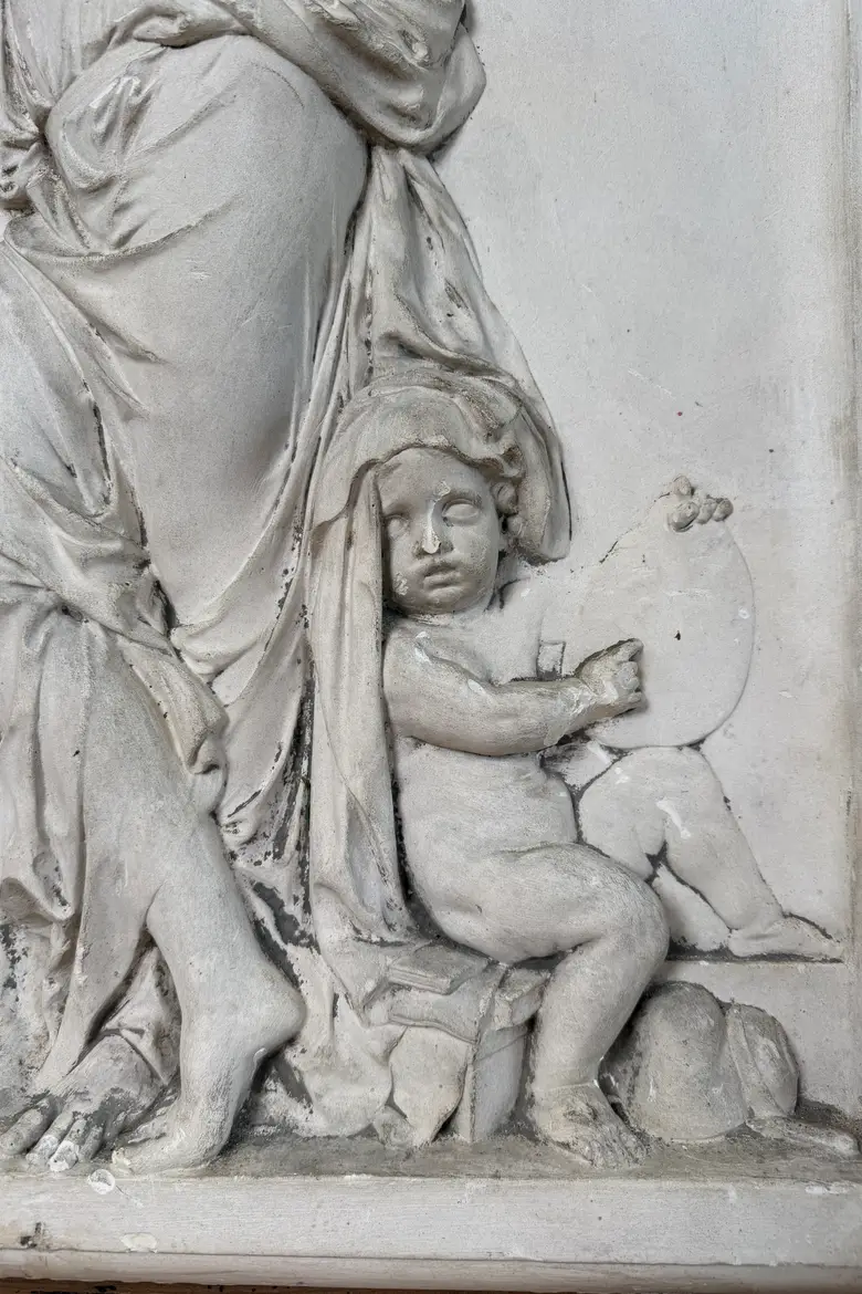 Bas relief en plâtre