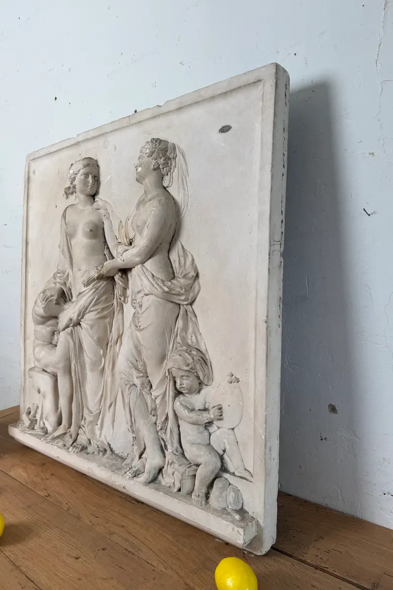 Bas relief en plâtre