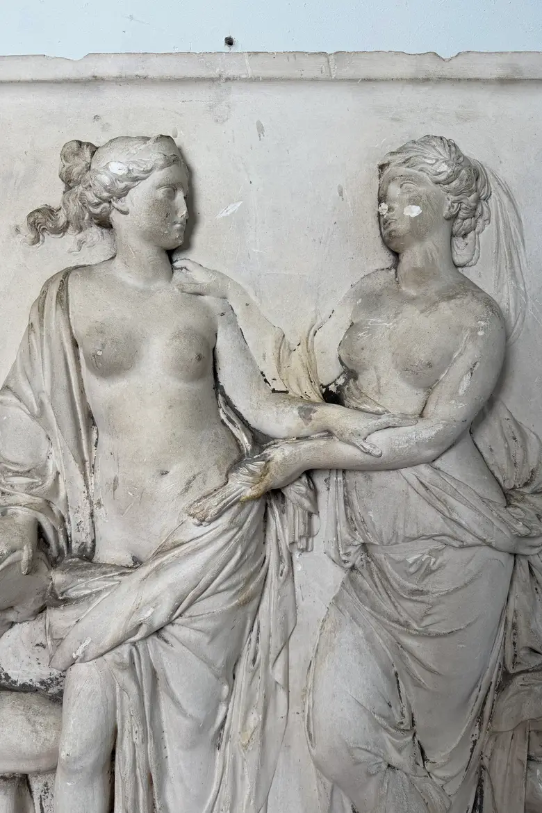 Bas relief en plâtre