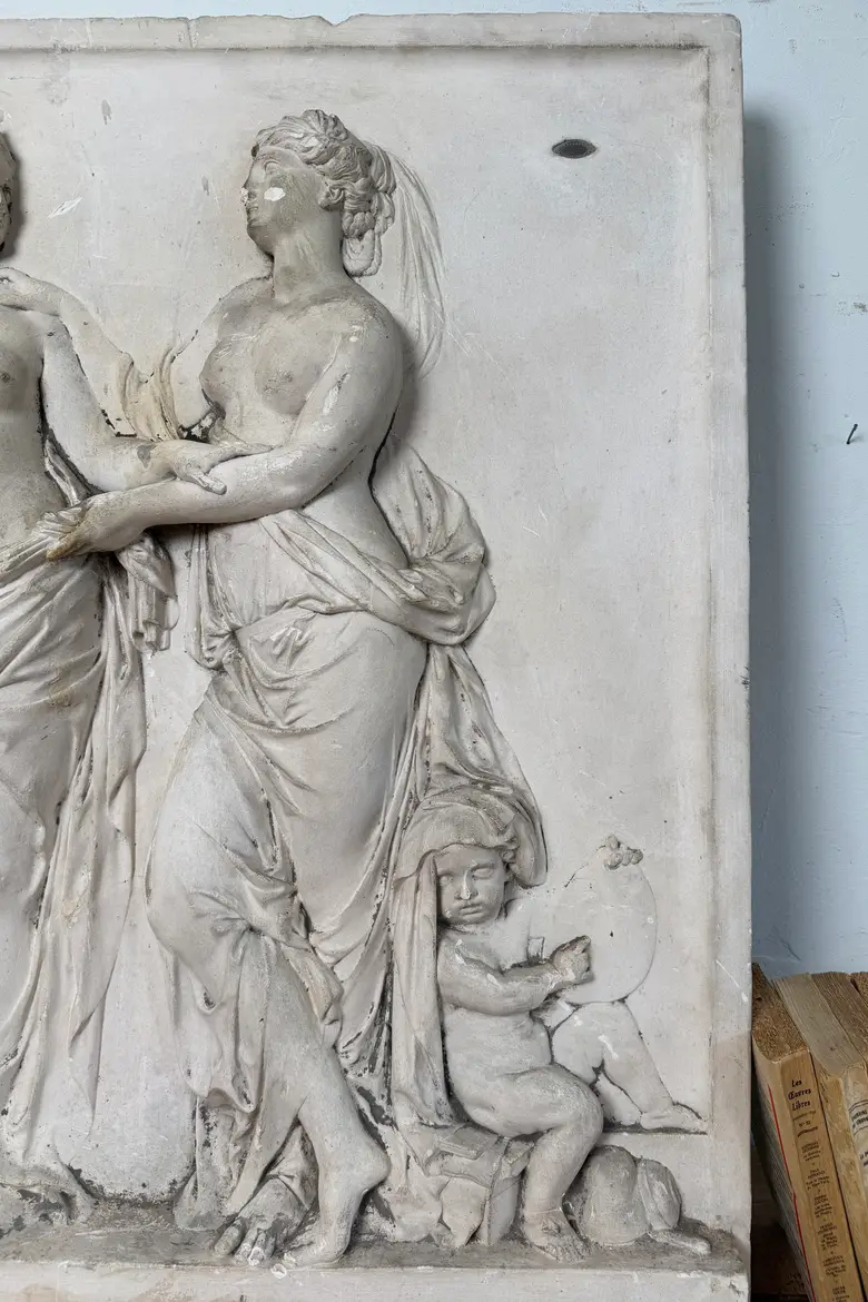 Bas relief en plâtre