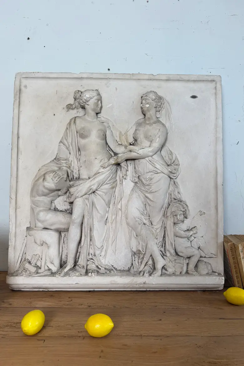 Bas relief en plâtre