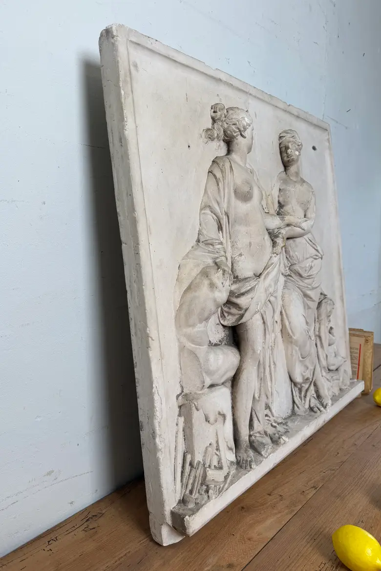 Bas relief en plâtre