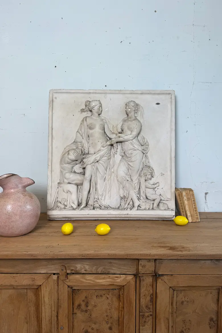 Bas relief en plâtre