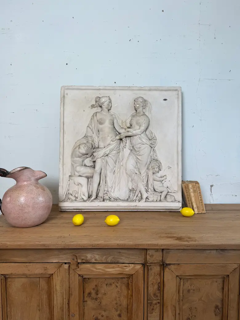 Bas relief en plâtre