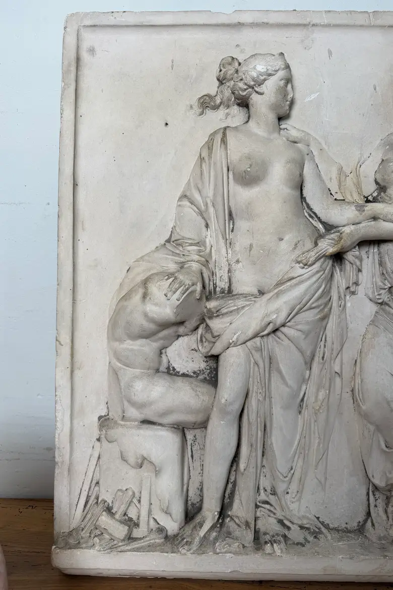Bas relief en plâtre