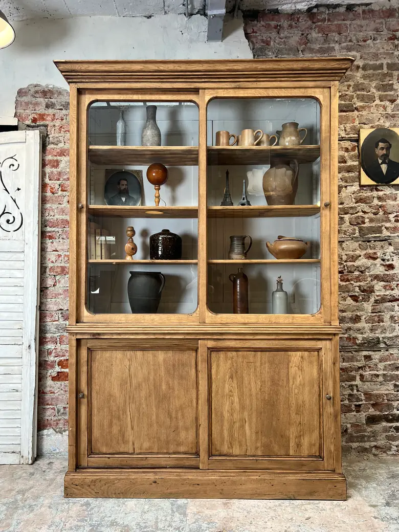 Bibliothèque en chêne à portes coulissantes