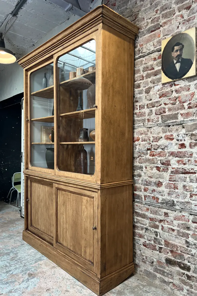 Bibliothèque en chêne à portes coulissantes