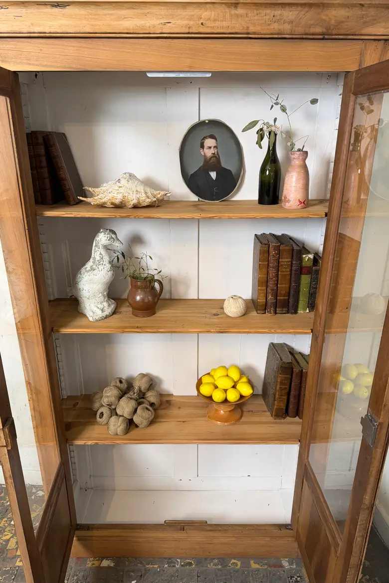 Bibliothèque en noyer, début XXᵉ siècle