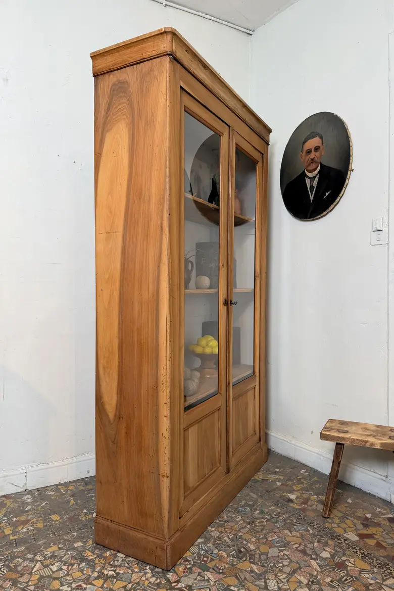 Bibliothèque en noyer, début XXᵉ siècle