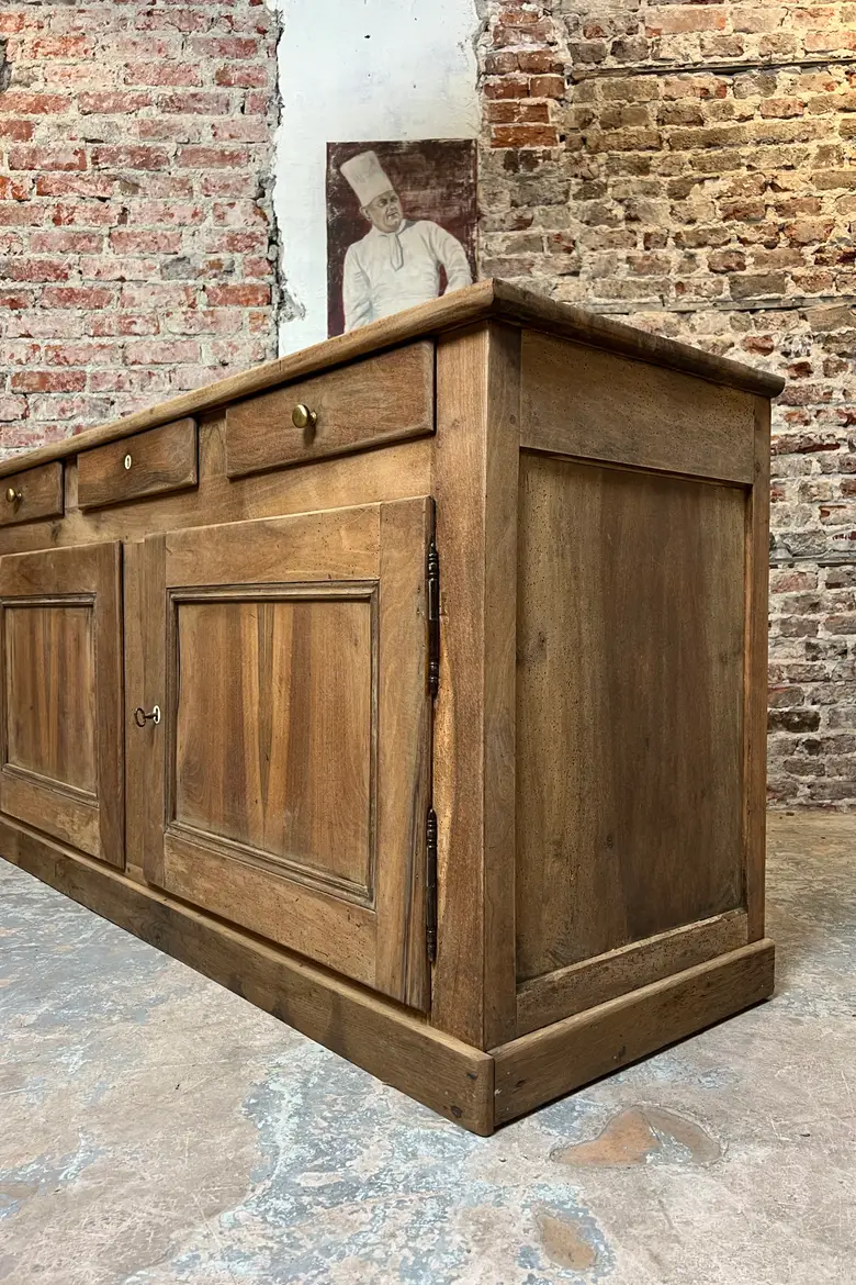 Buffet ancien en noyer – XIXᵉ siècle