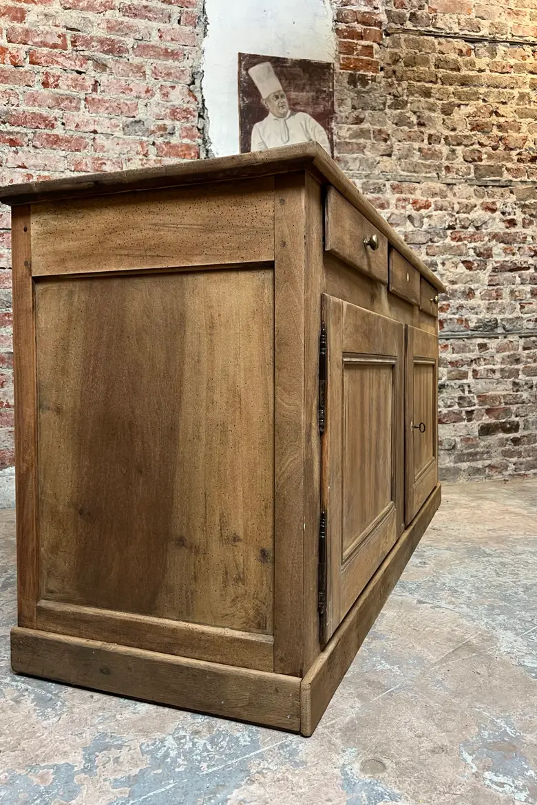 Buffet ancien en noyer – XIXᵉ siècle