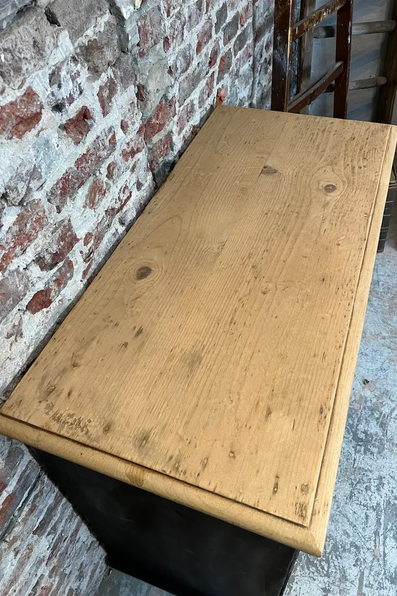 Buffet en sapin peint en noir Début XXème