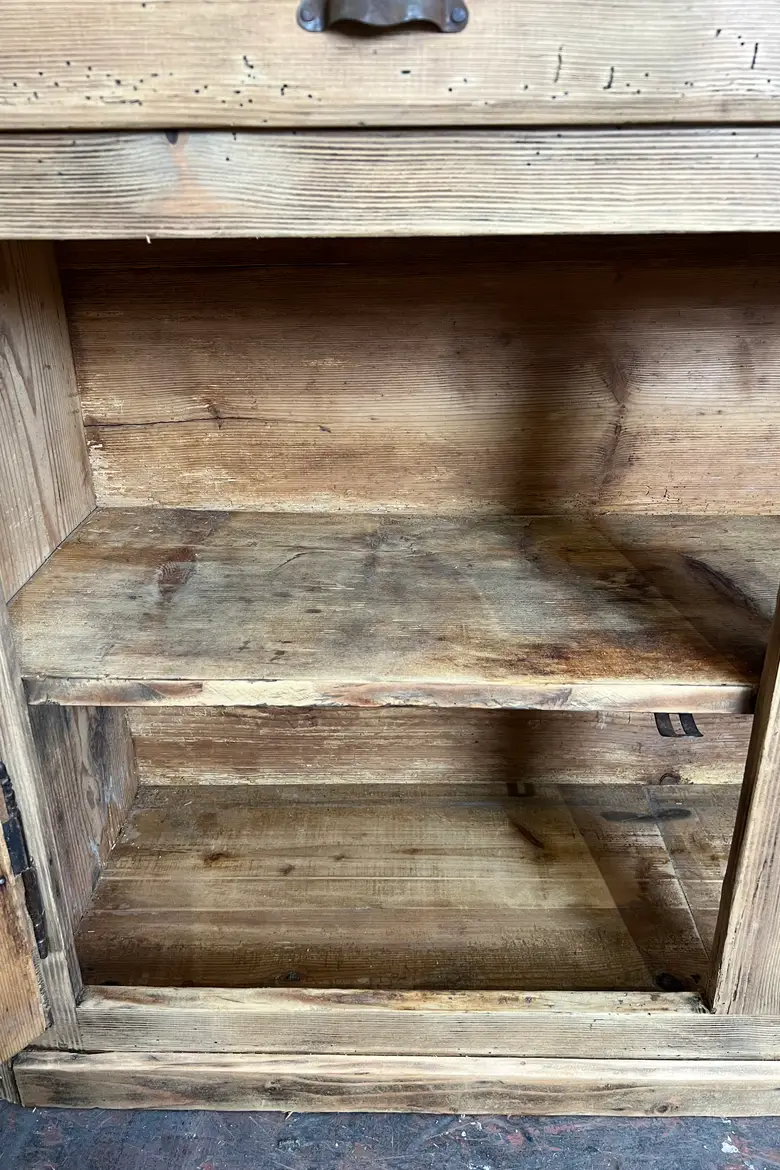Buffet rustique en sapin