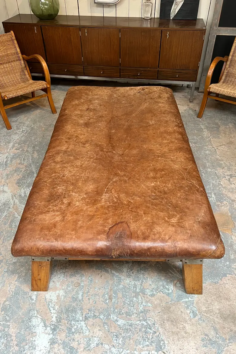 Ancien banc de sport en cuir vintage 1930