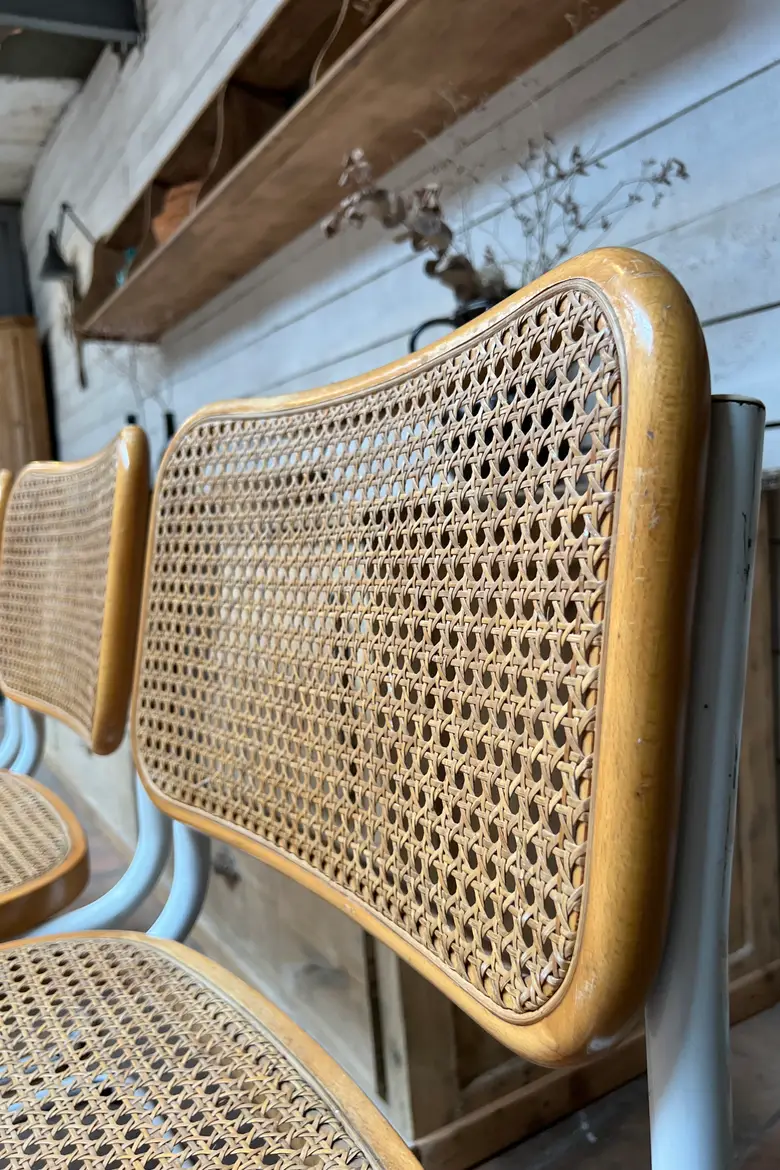 Chaises Cesca b32 en blanc et bois par Marcel Breuer