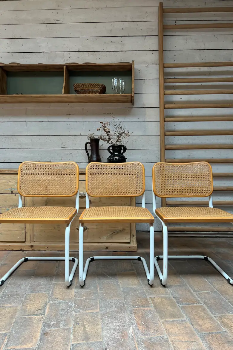 Chaises Cesca b32 en blanc et bois par Marcel Breuer