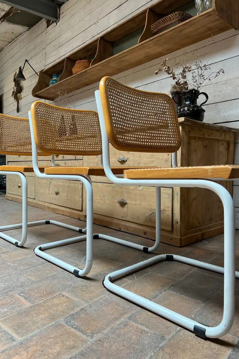 Chaises Cesca b32 en blanc et bois par Marcel Breuer