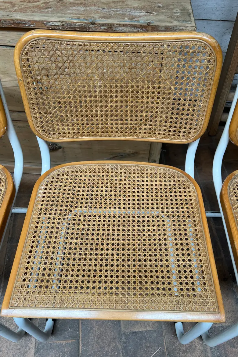 Chaises Cesca b32 en blanc et bois par Marcel Breuer
