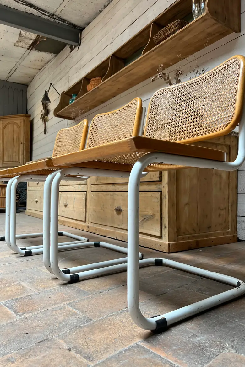 Chaises Cesca b32 en blanc et bois par Marcel Breuer