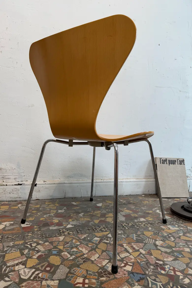 Chaises Fritz Hansen — design Arne Jacobsen
